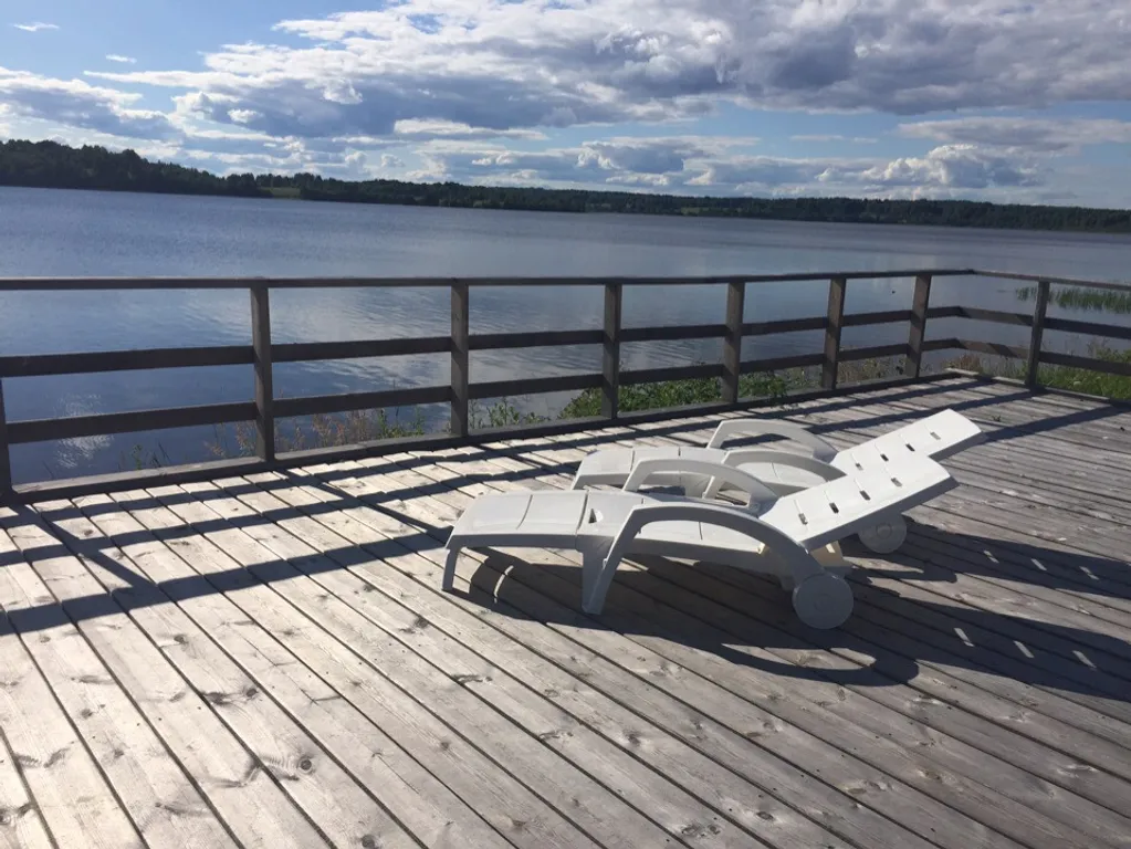 Коттедж Коттедж на берегу озера,рыбалка и отдых всей семьей! — Родионово
