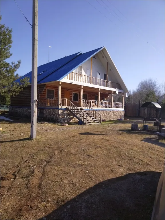 Домики в лесу на берегу реки Волге