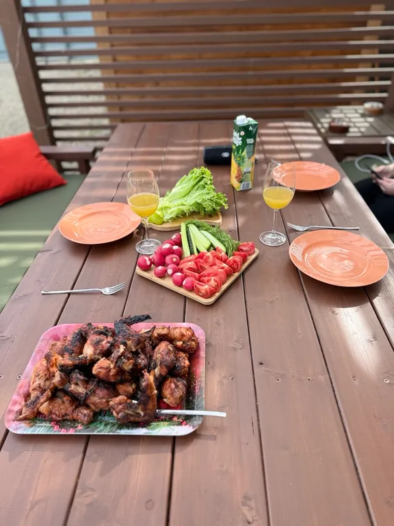 Деревянный дом шале на берегу озера и выходом на реку Кубань