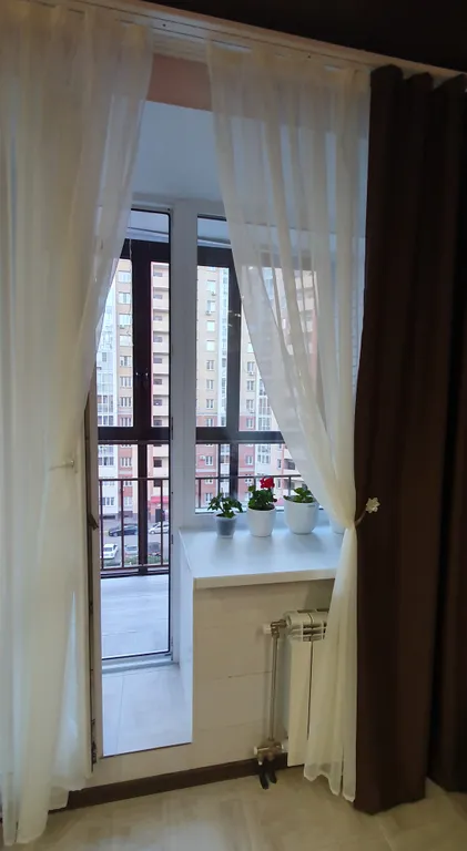 Уютная студия с отдельной спальной зоной, рядом с Иртышом