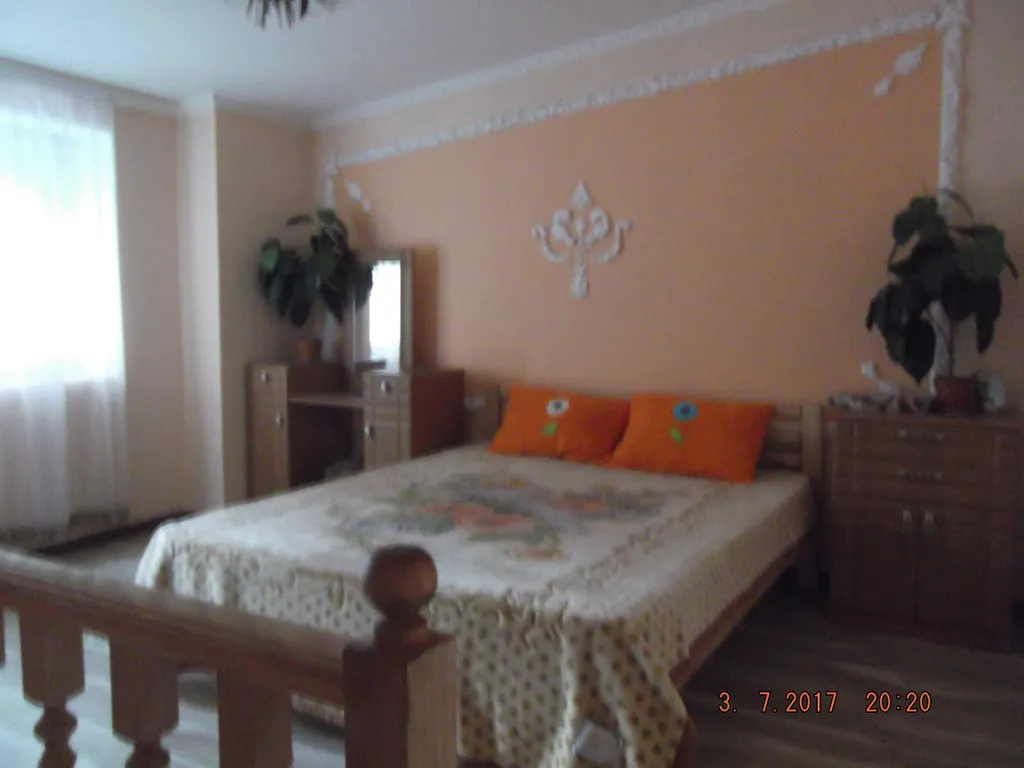 Коттедж Уютный 2-х эт. коттедж с балконом в центре и недалеко от моря — Евпатория