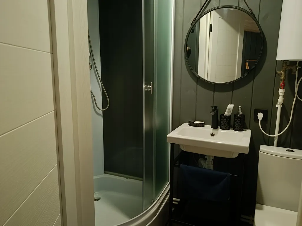 Светлый домик на опушке леса