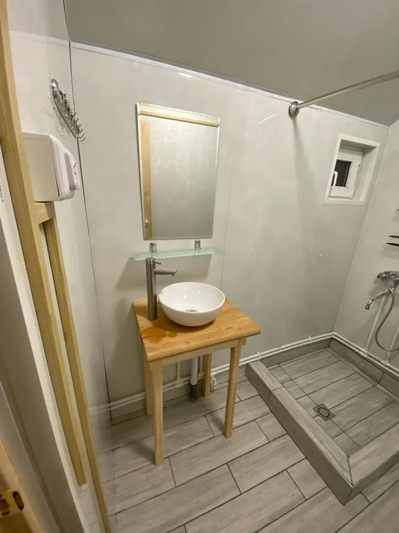 Уютный деревянный дом с великолепным видом на лес и горы