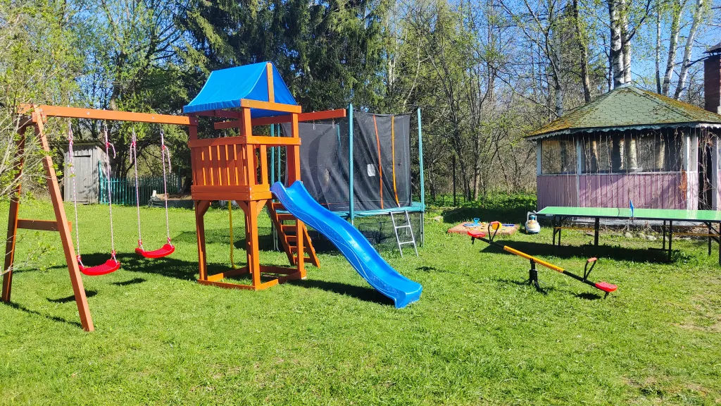 Коттедж Уютный коттедж с камином, баней и детской площадкой с батутом у озера — Завирье