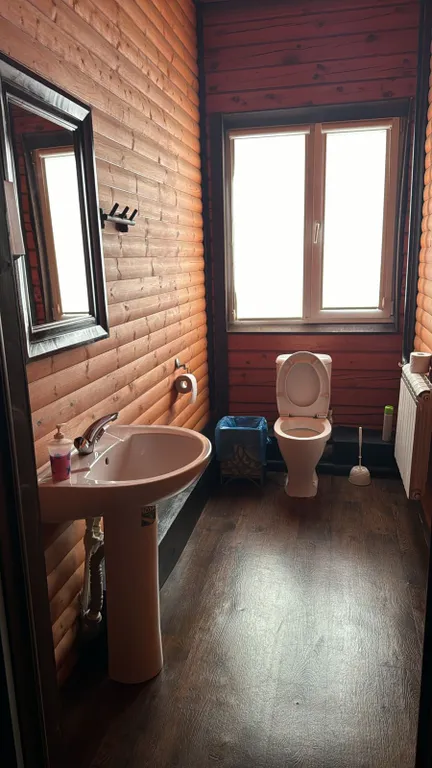 Деревянный коттедж с большой территорией рядом с городом