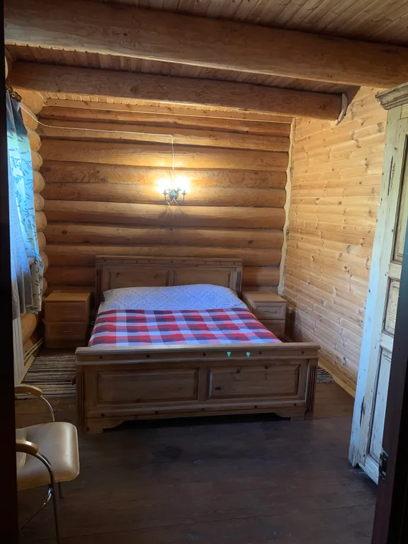 Усадьба Медвежий угол в лесу на берегу озера