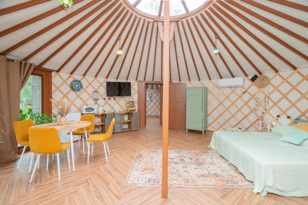 Глэмпинг в лесу