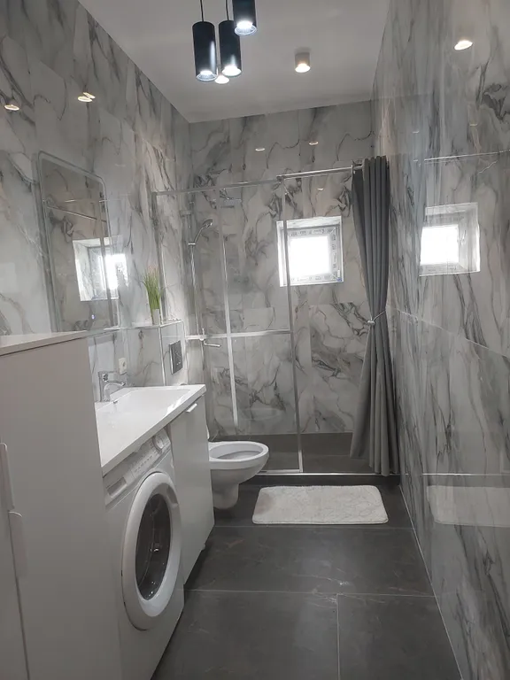 Новый дом в живописной местности ( 5 минут до аэропорта)