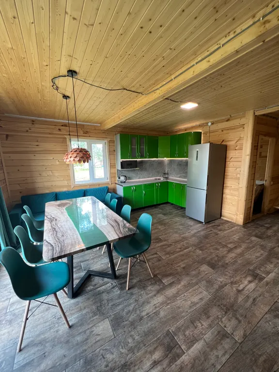 Уединенный дом с сауной внутри в окружении леса