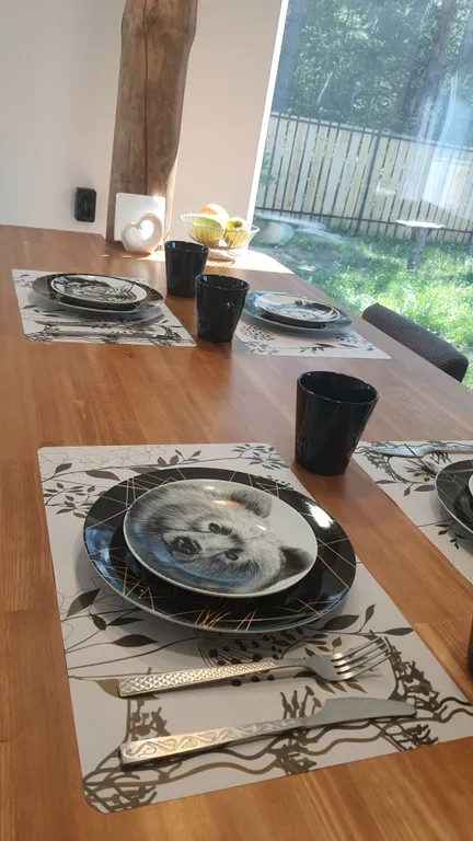 Домик под соснами