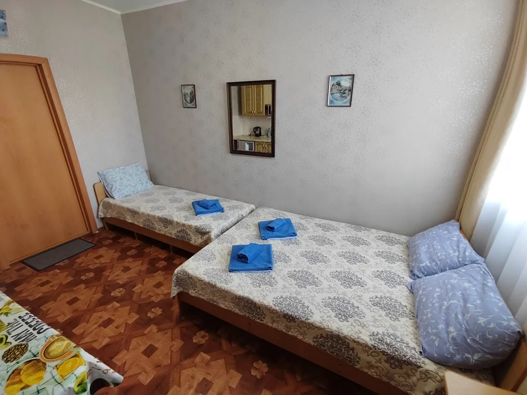 Квартира Квартира 3х местный номер стандарт с окнами на море или с балконом, 3й этаж — Сочи