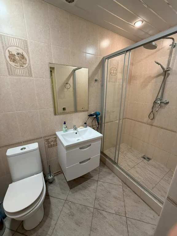 Дом с бассейном, спортзалом и 3 спальнями