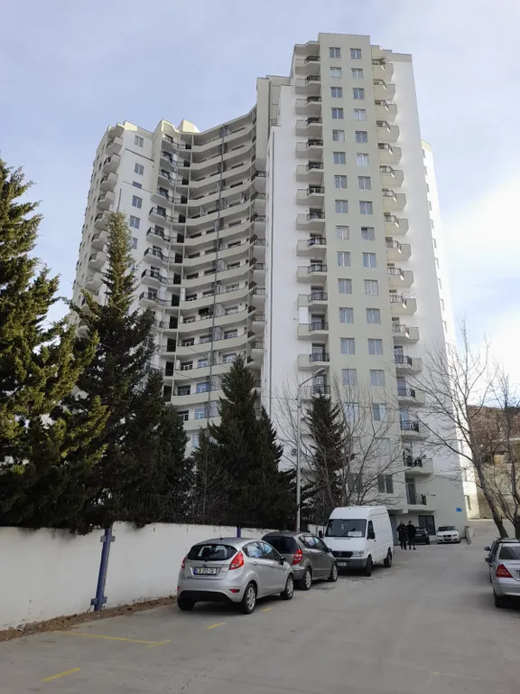 Уютная квартира у моря с видом с балкона на достопримечательности, ели и город