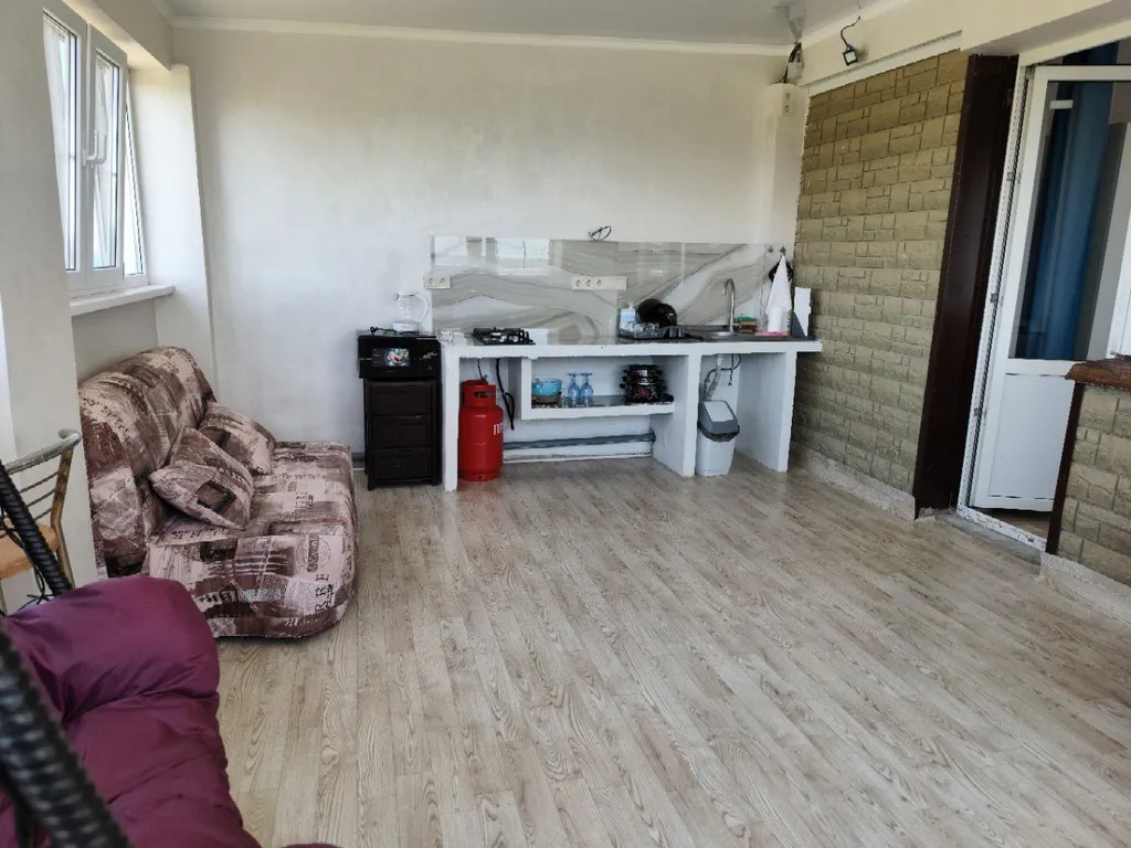 Комната с лоджией, со своей кухней