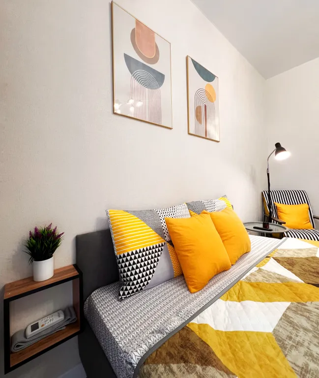 Стильная квартира-студия в яркой цветовой гамме с видом на бассейн