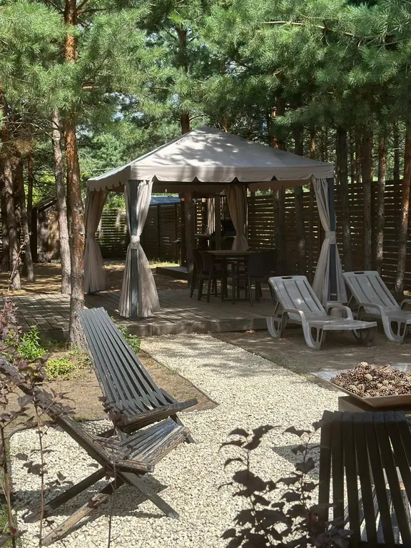 Домик в сосновом лесу