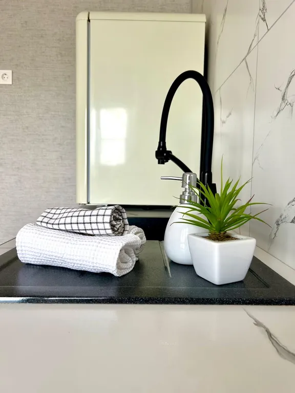 Стильный белоснежный апартамент в центре города, бесконтактный заезд