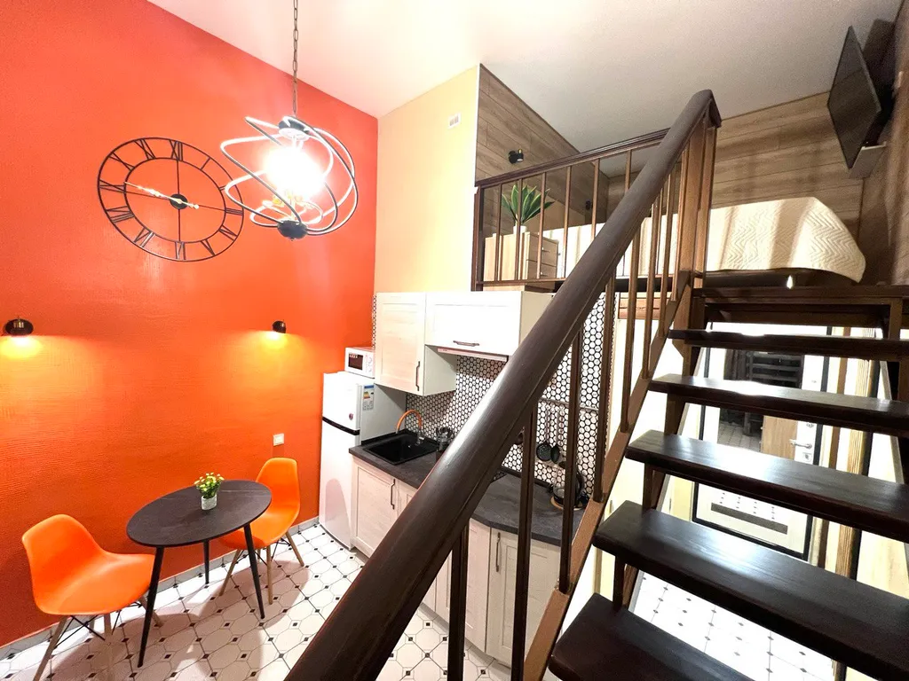 Стильная двухуровневая студия Оранж