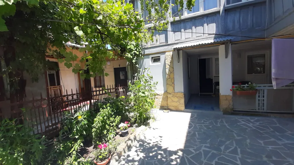 Бесо хаус апартамент с отдельным двориком недалеко от парка