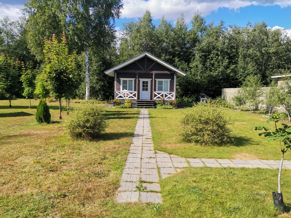 Дом с садом между лесом и рекой