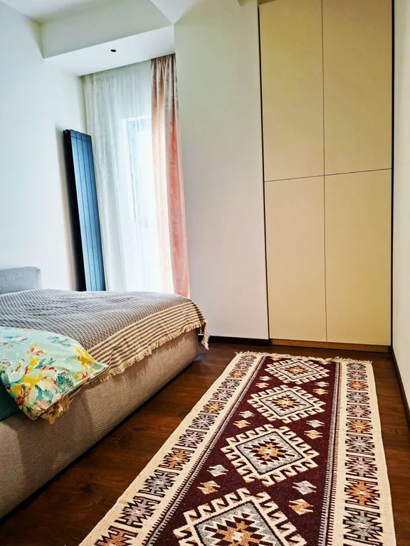 Трёхкомнатная квартира в центре Тбилиси с балконом, вид во двор