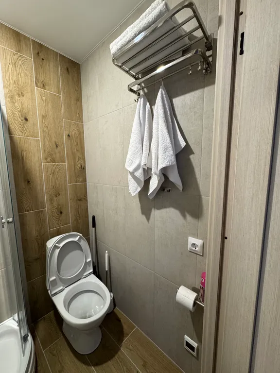 Уютный, небольшой сканди домик у леса