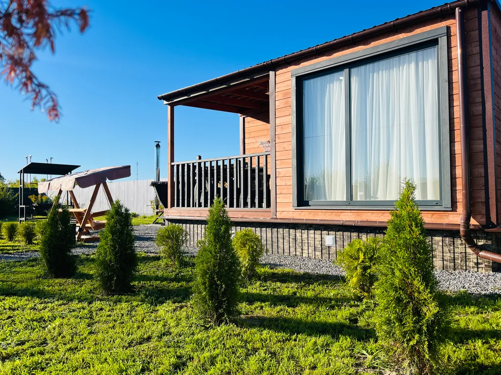 Уютный домик в тихом месте у реки