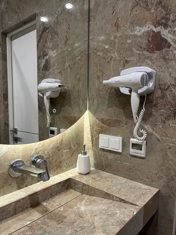 Квартира-студия в окружении хвойного леса и гор.