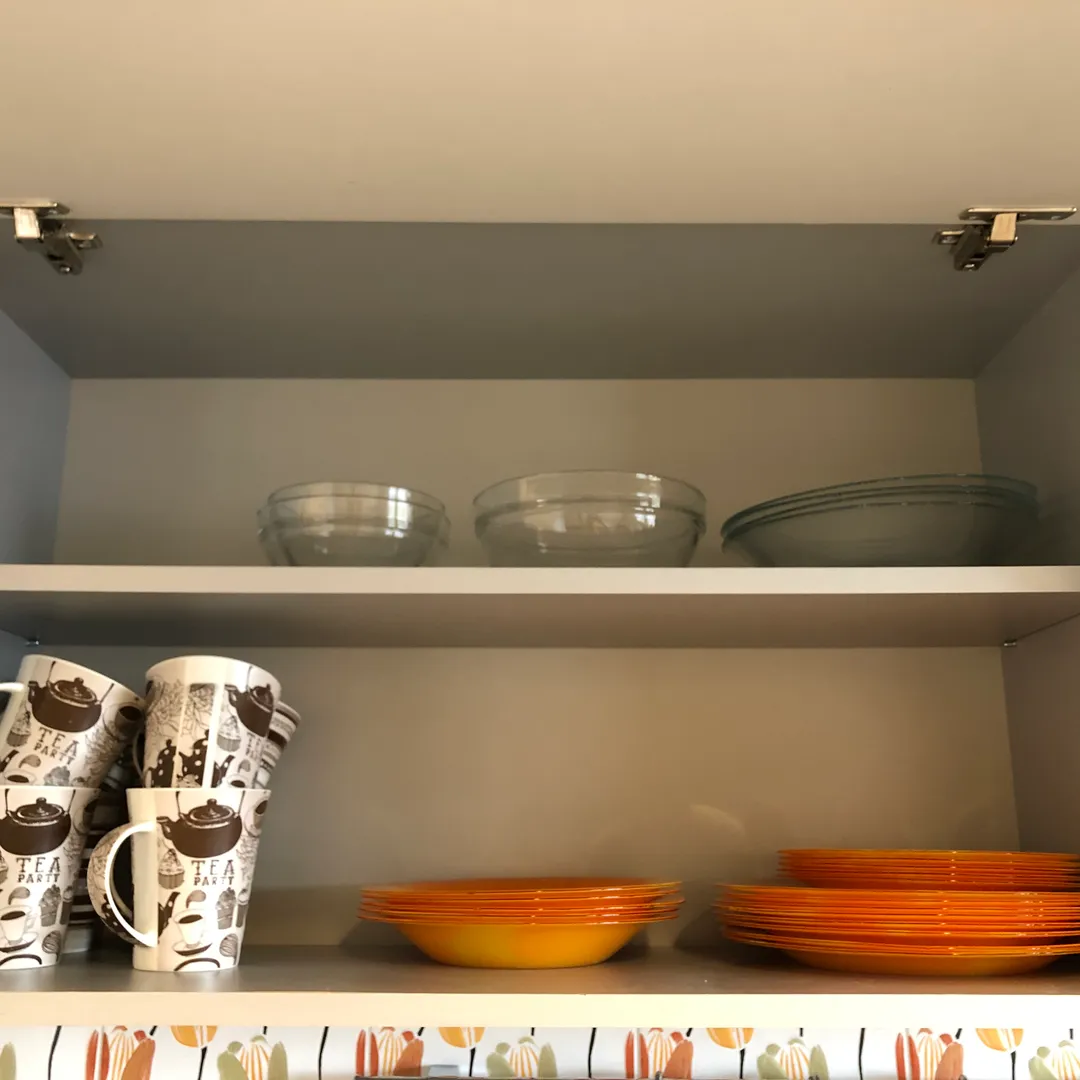 Столовая посуда: большие кружки, тарелки и миски разных размеров и глубины.