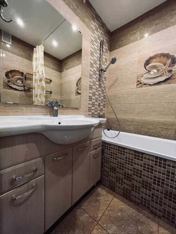 Просторная евротрешка рядом с метро и видом на набережную