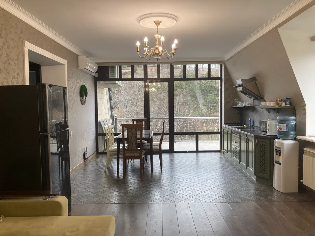 Трёхкомнатная квартира с балконом (96кв.м.)