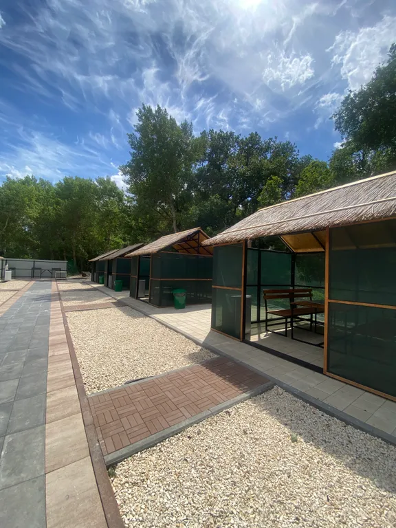 Загородный дом в черте города с озером