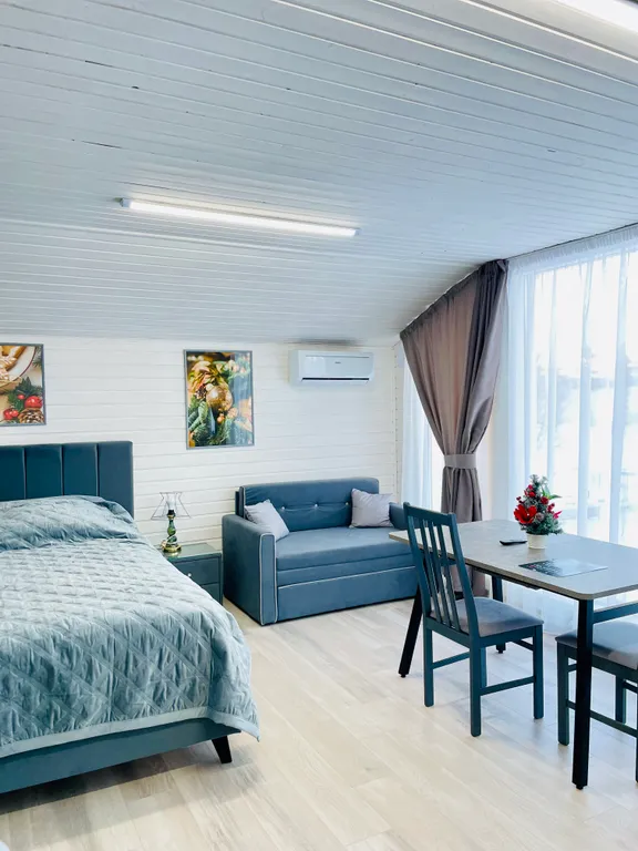 Номер с панорамными окнами и видом на озеро