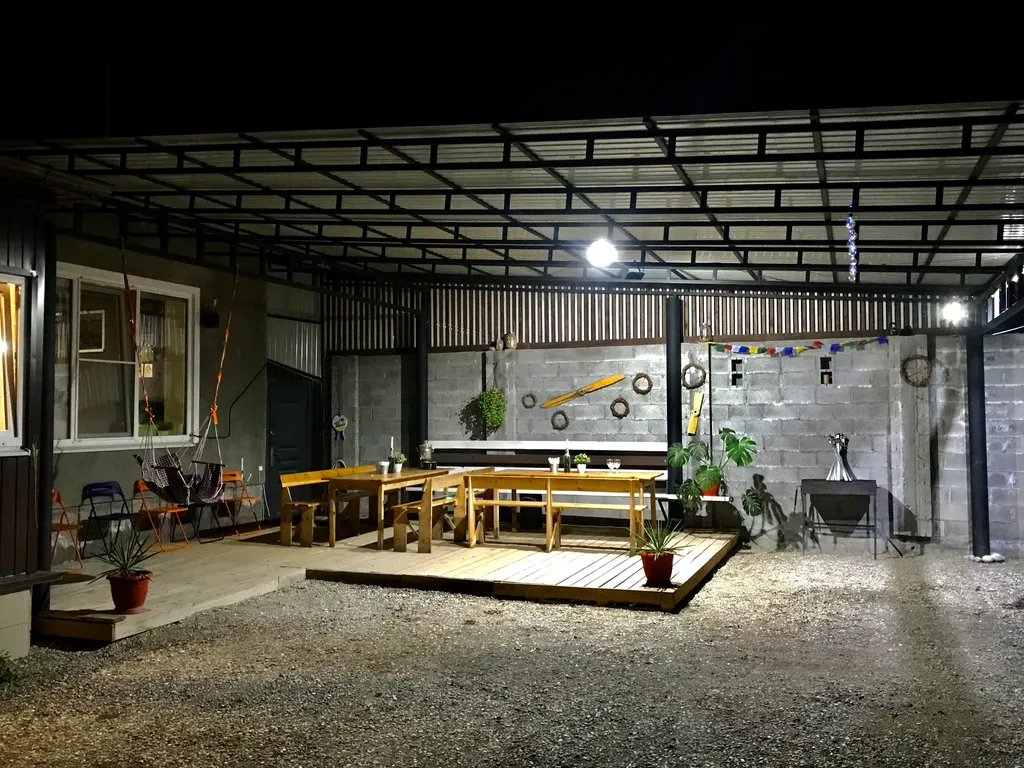 Уютный гостевой дворик в живописном тихом уголке