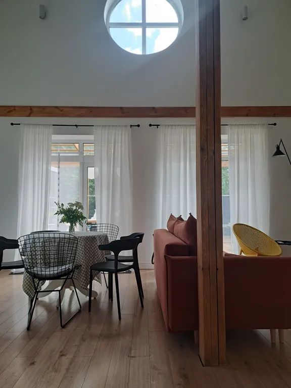 Белый дом на тихой улочке