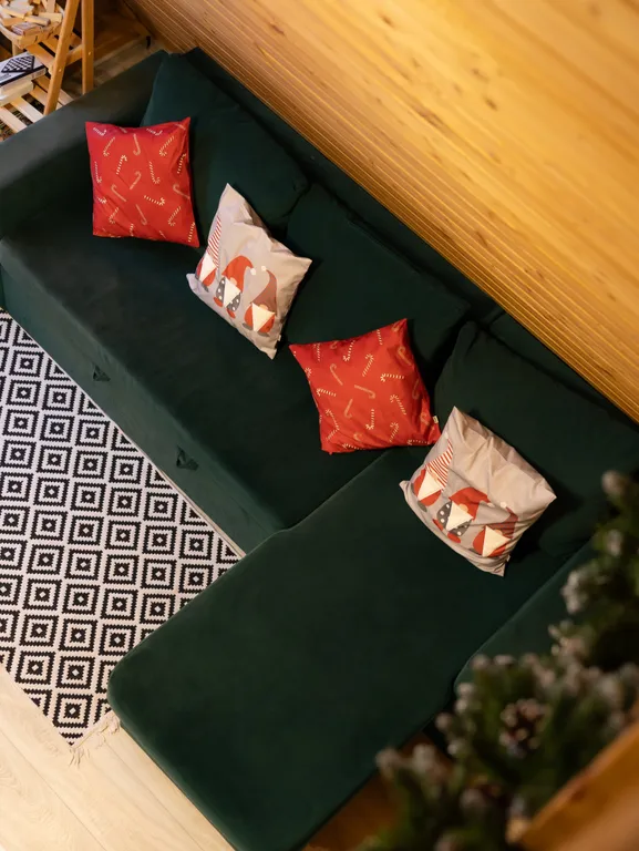 Уютный треугольный дом в окружении леса