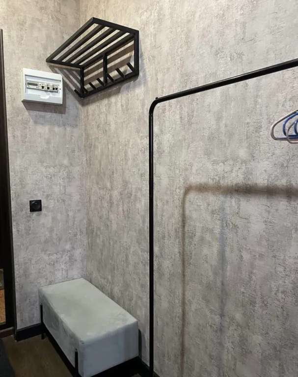 Уютная современная квартира с парящей кроватью с подсветкой