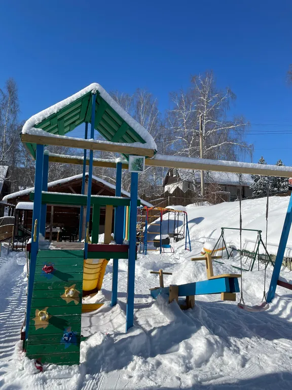 Дом с баней и детской площадкой, рядом лес и горы