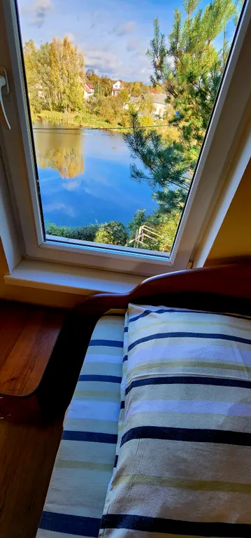 Дом с шикарной беседкой на озере