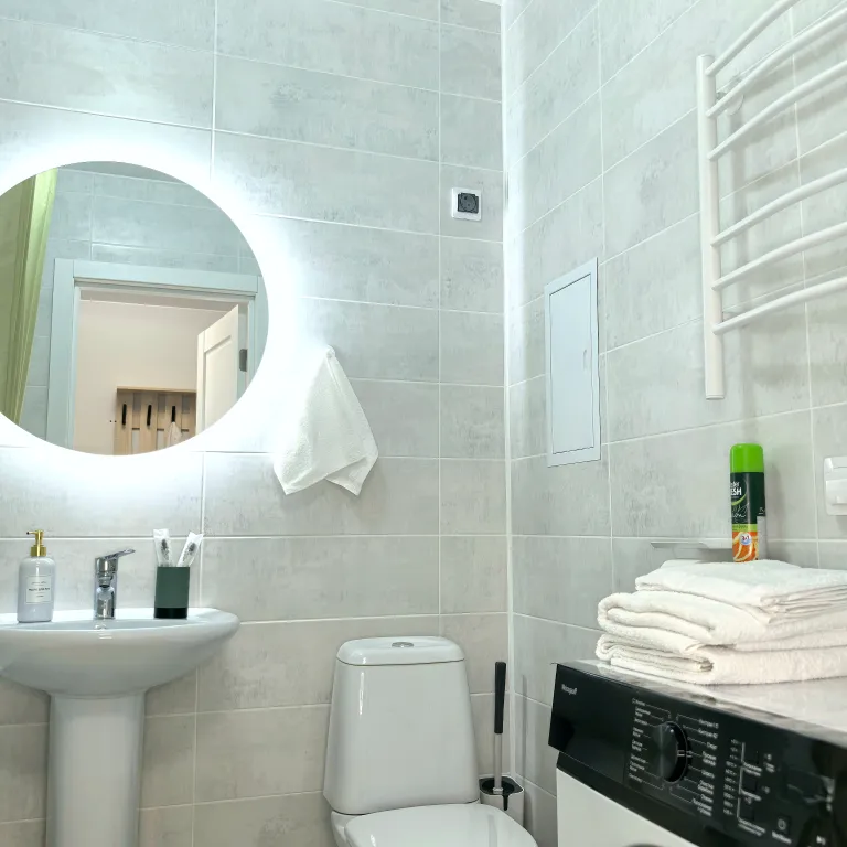 Тюльпаны & солнце: стильная 1-комнатная квартира в современном доме