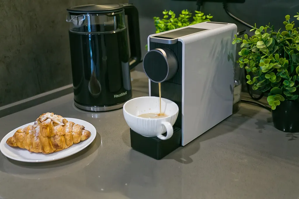 Гранатовый. На большую семью, вид на лес