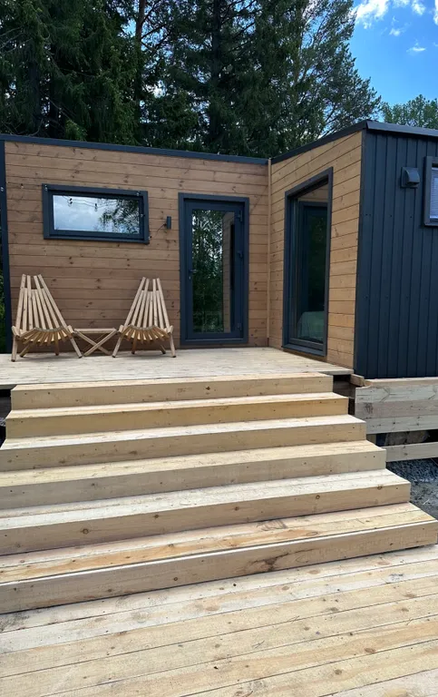 Дом в лесу с видом на реку