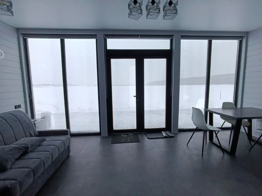 Дом на берегу озера