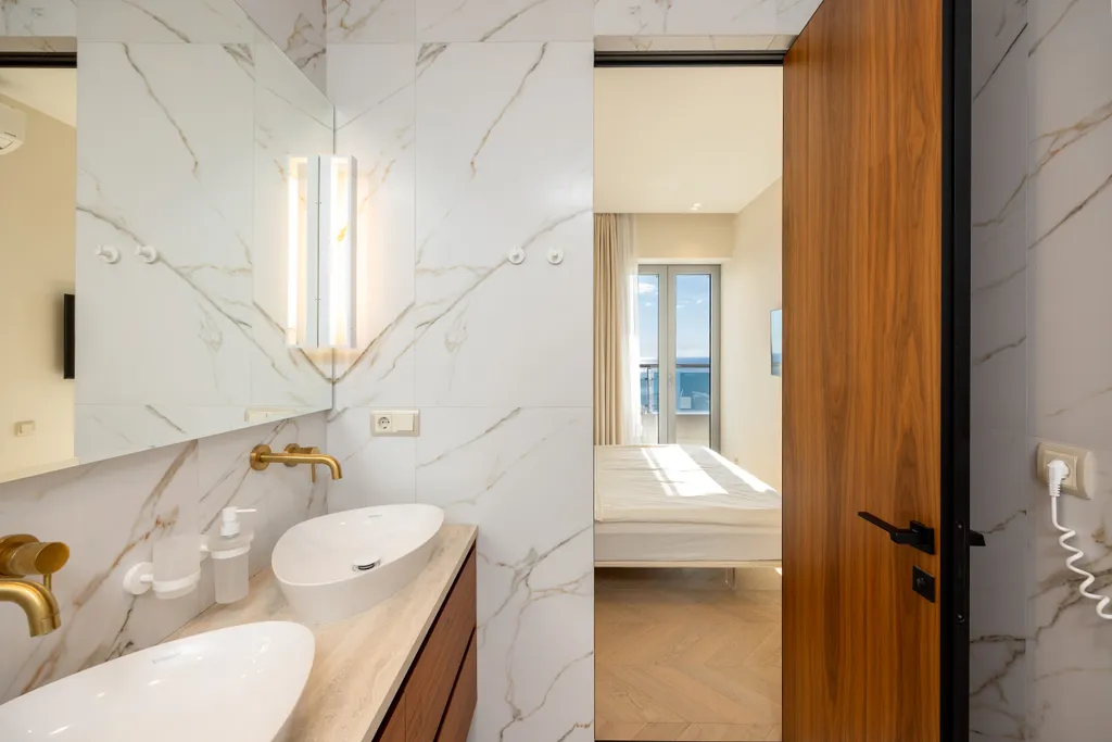 Дизайнерская квартира с террасой, бассейном и видом на море