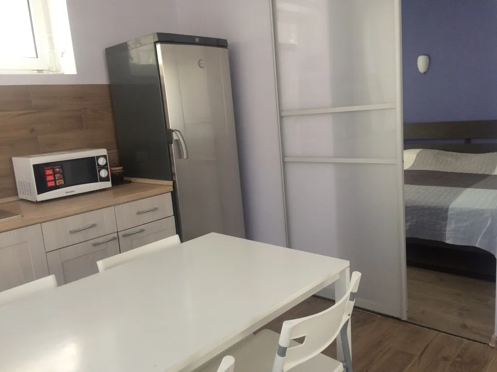 Двухкомнатные апартаменты на первом этаже в частном доме