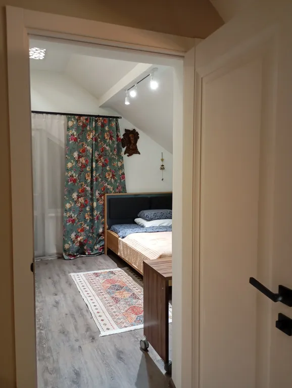 Комната с балконом в мансарде частного дома