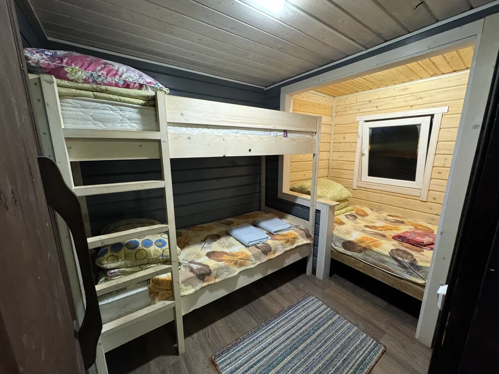 Дом на берегу озера в центре города