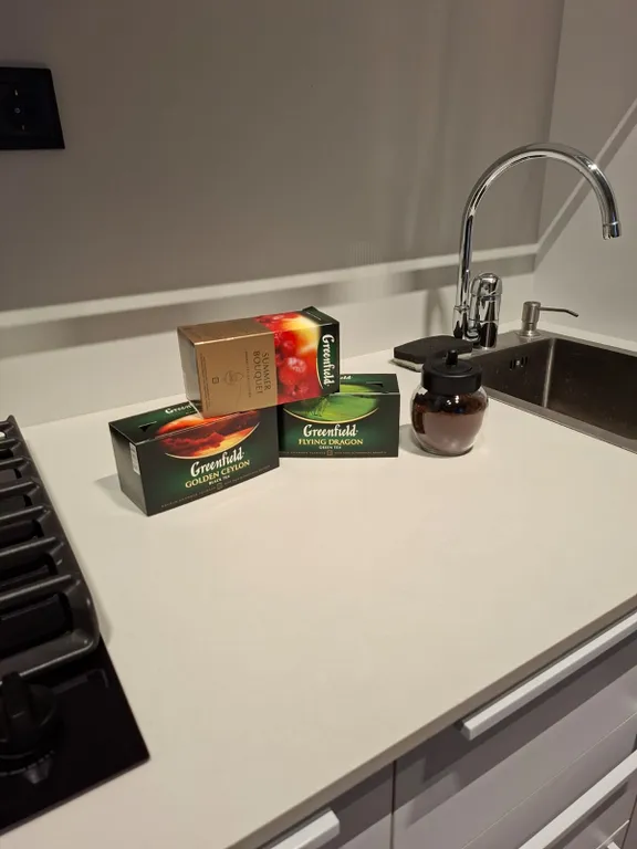 Трёхкомнатная квартира в центре Тбилиси с балконом, вид во двор