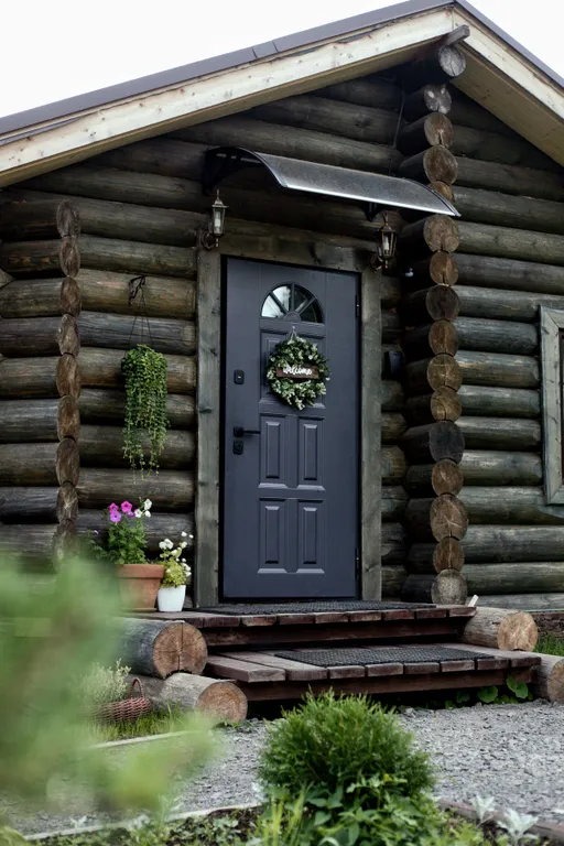Бревенчатый дом-баня в стиле охотничьего домика