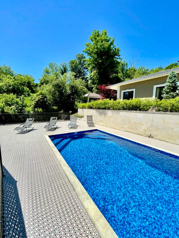 Коттедж Стильный дом с открытым бассейном и сауной — аренда посуточно в Веселое